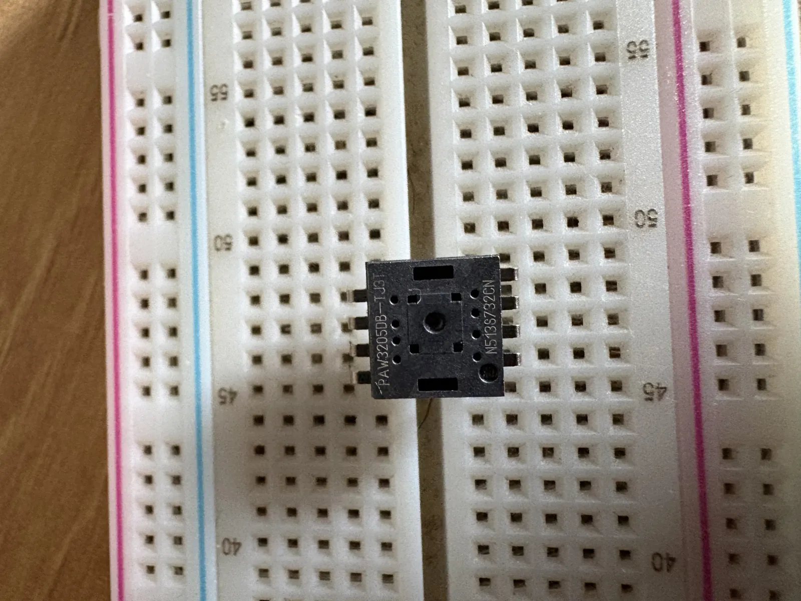 Sensor Óptico PixArt PAW3205DB-TJ3T – IC para Mouse