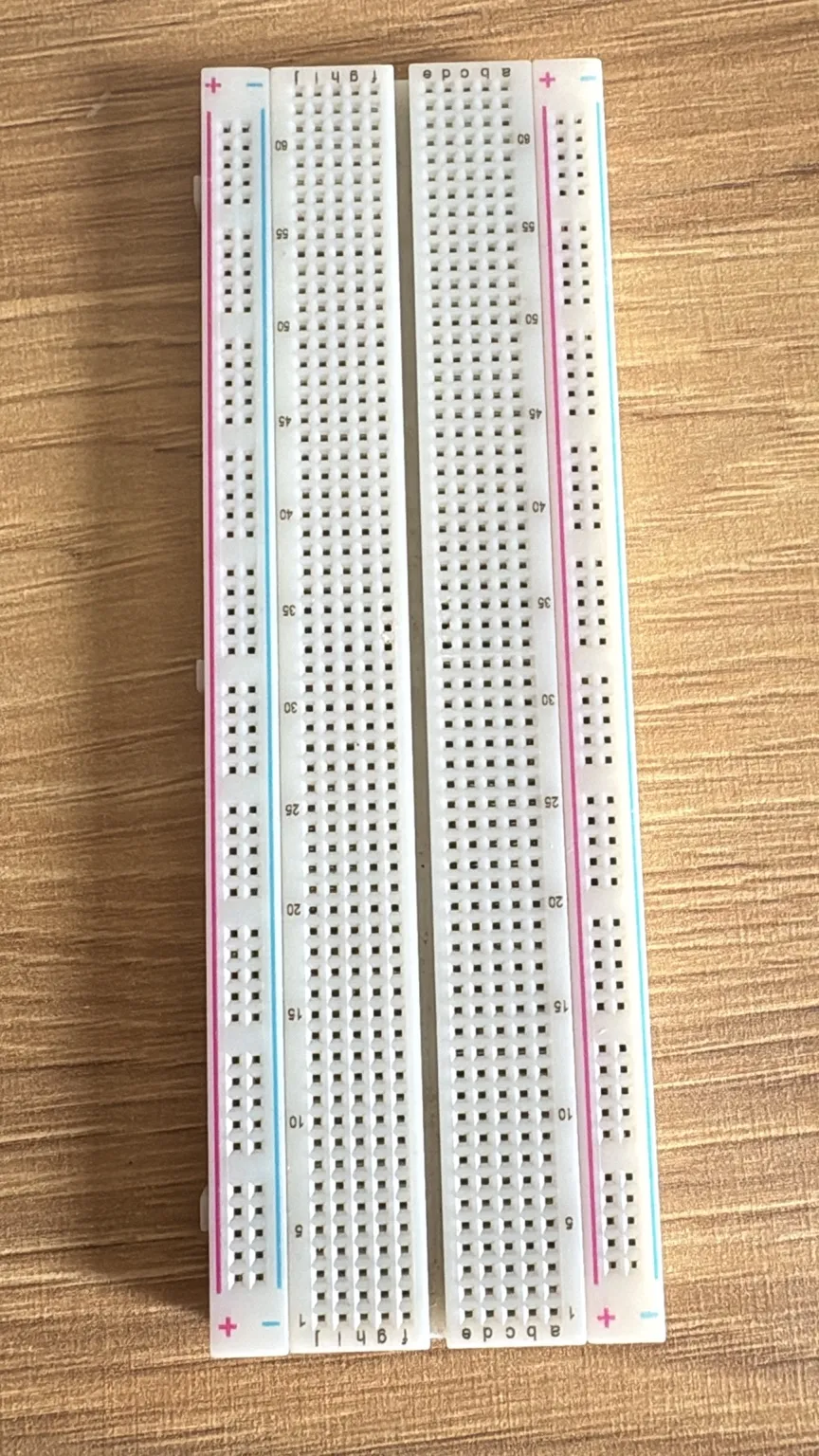 Protoboard MB-102 de 830 Puntos – Placa de Pruebas para Arduino, ESP32 y Electrónica