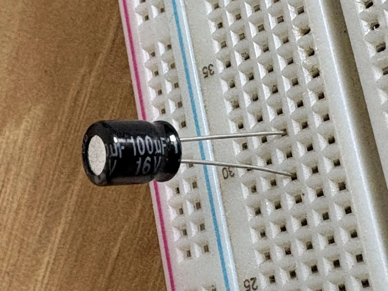 Capacitores electrolitos — 100 uf 16V