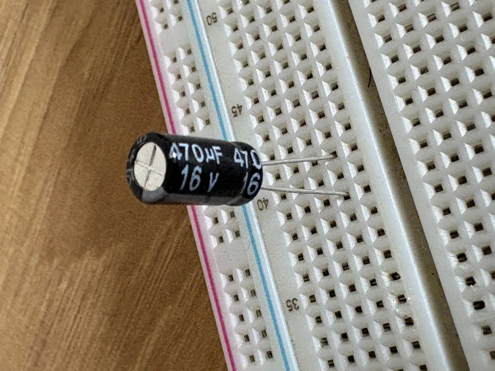 Capacitores electrolitos — 470 uf 16V