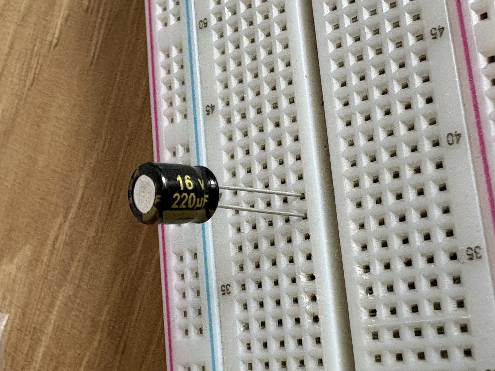Capacitores electrolitos — 220uf 16V