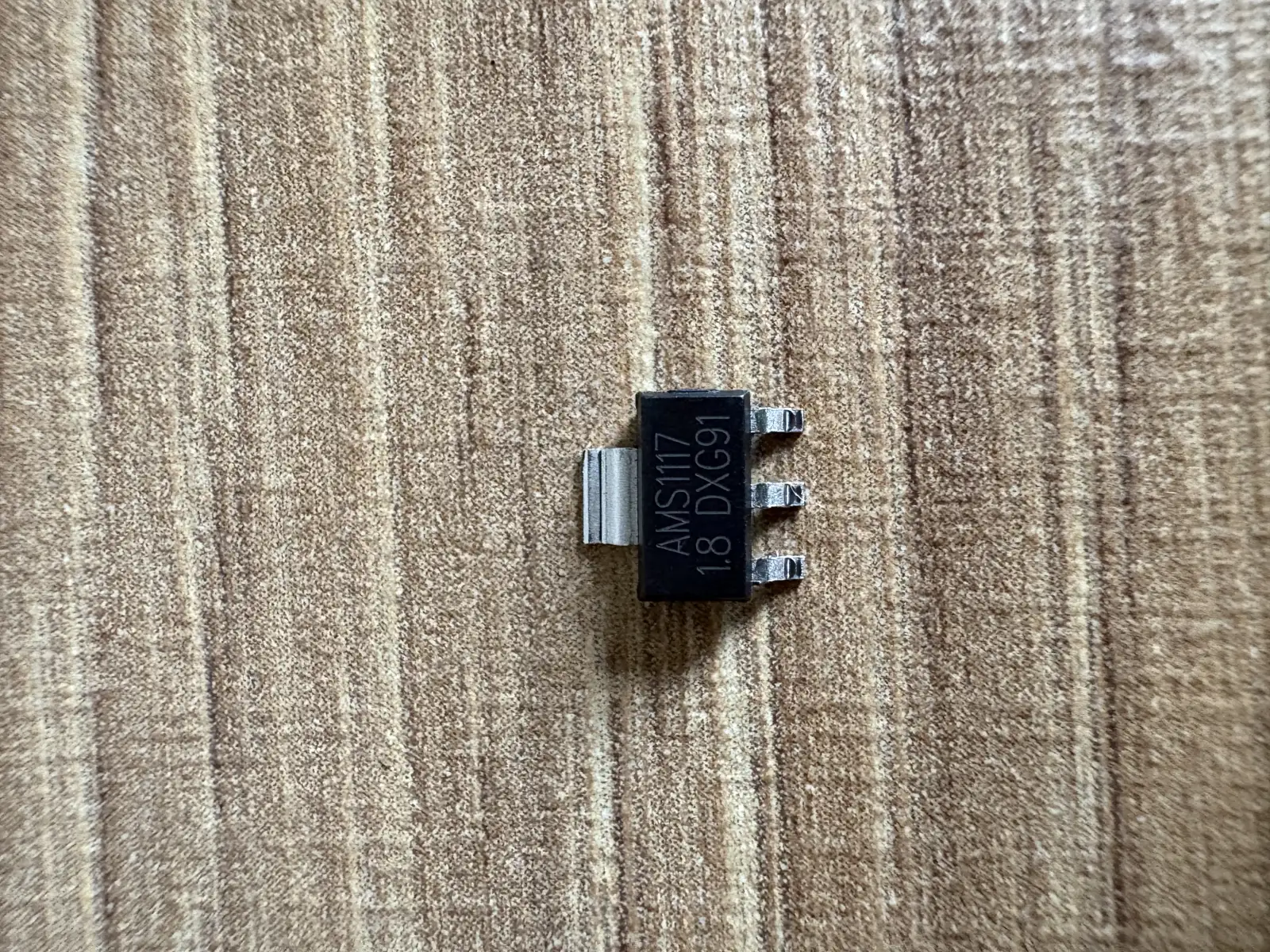 Regulador de Voltaje AMS1117 SOT-223 – Varios Voltajes — AMS1117-1.8
