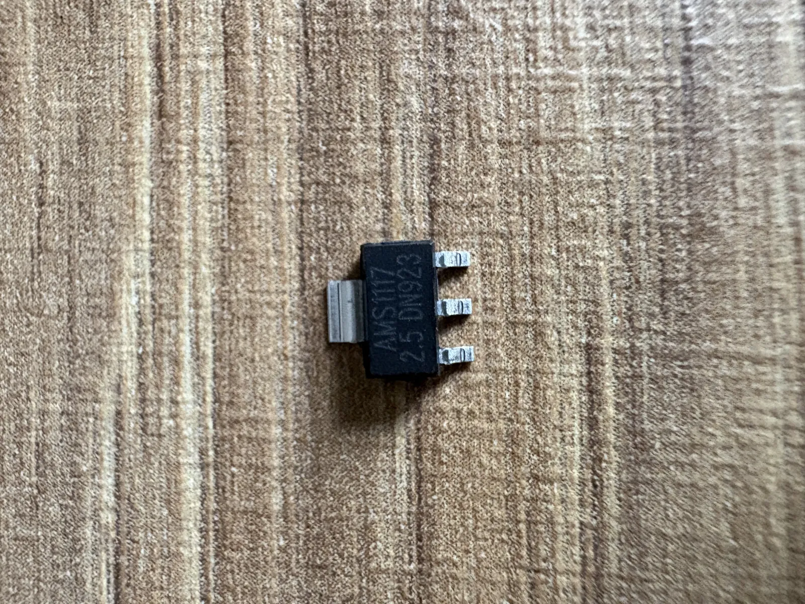 Regulador de Voltaje AMS1117 SOT-223 – Varios Voltajes — AMS1117-2.5
