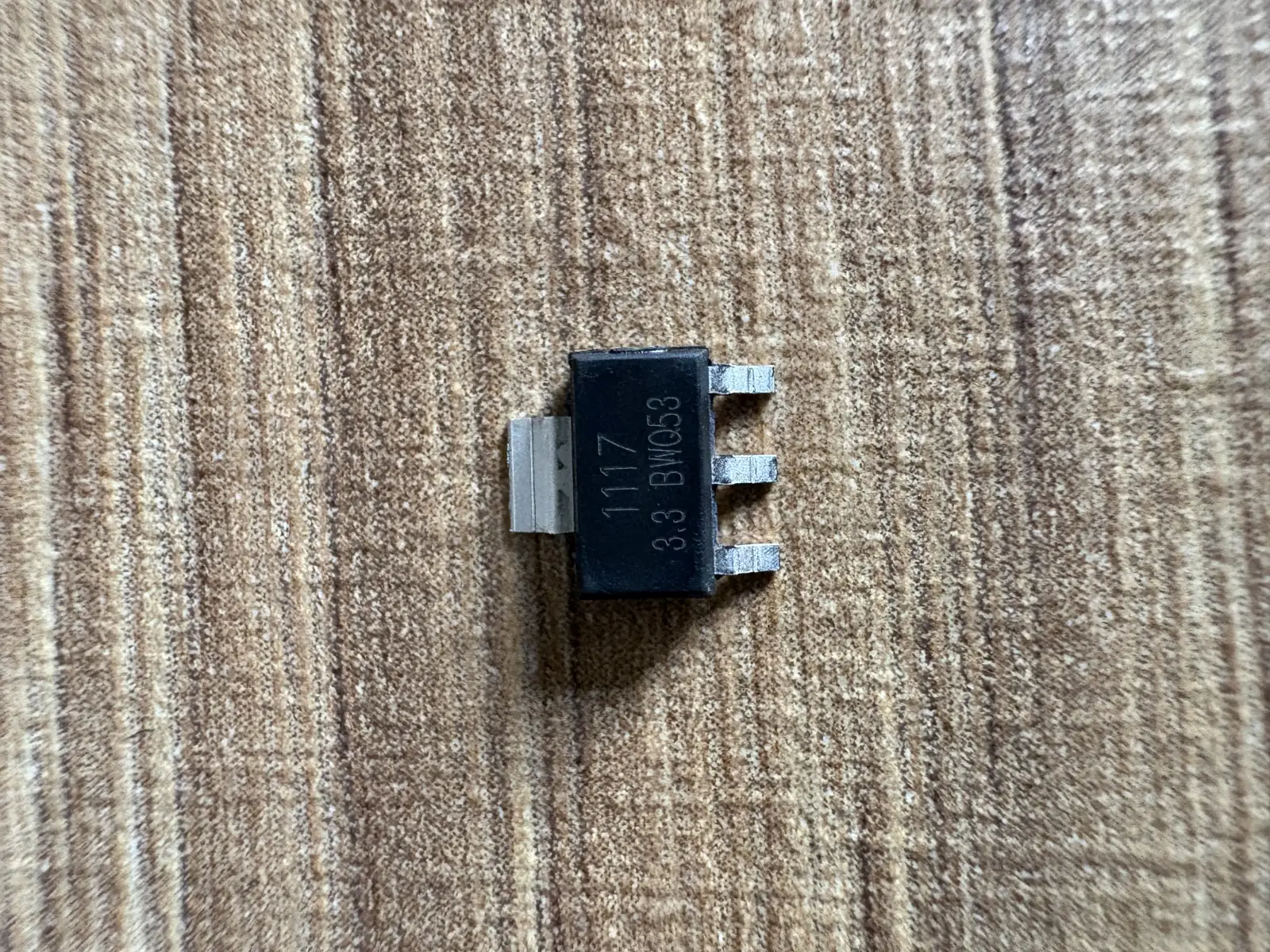 Regulador de Voltaje AMS1117 SOT-223 – Varios Voltajes — AMS1117-3.3