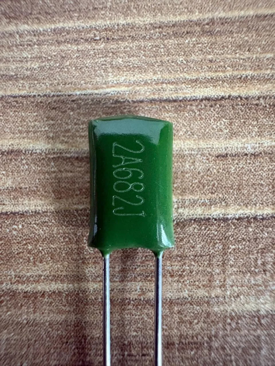 Capacitores de poliéster — 2A682J