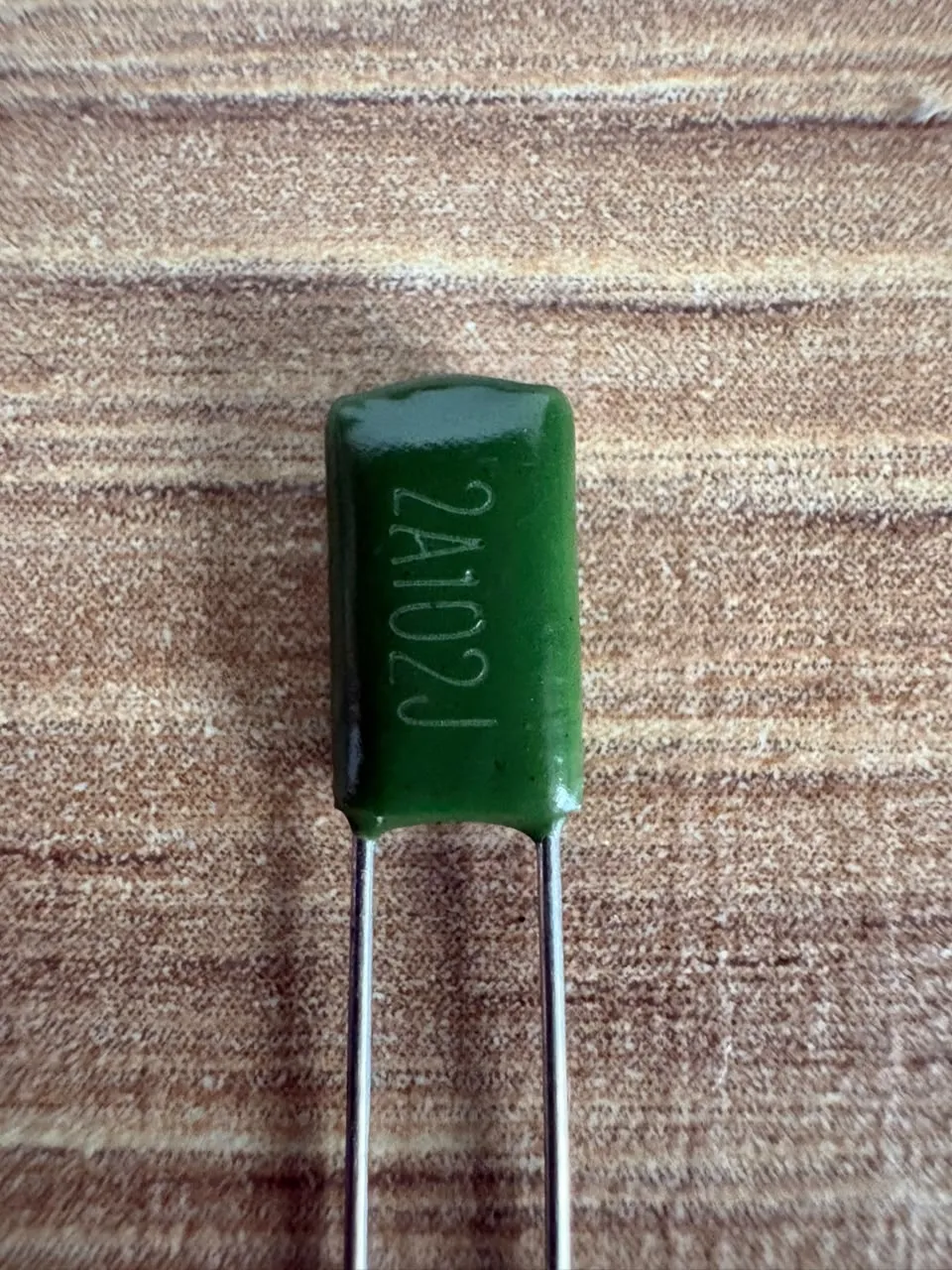Capacitores de poliéster — 2A102J