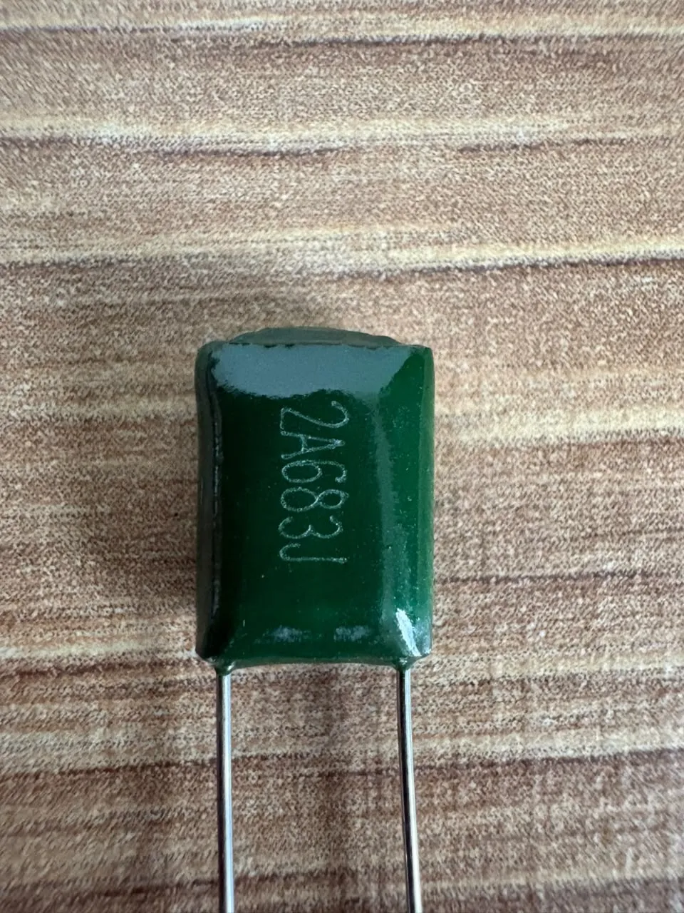 Capacitores de poliéster — 2A683J