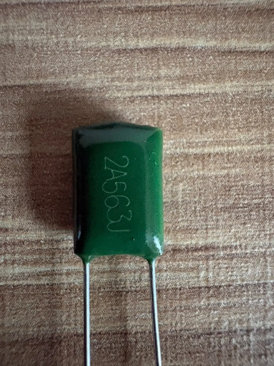 Capacitores de poliéster — 2A563J