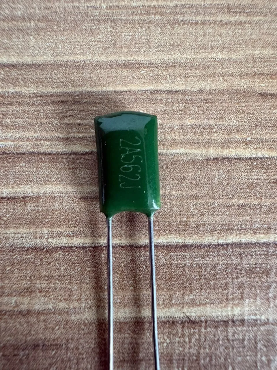 Capacitores de poliéster — 2A562J