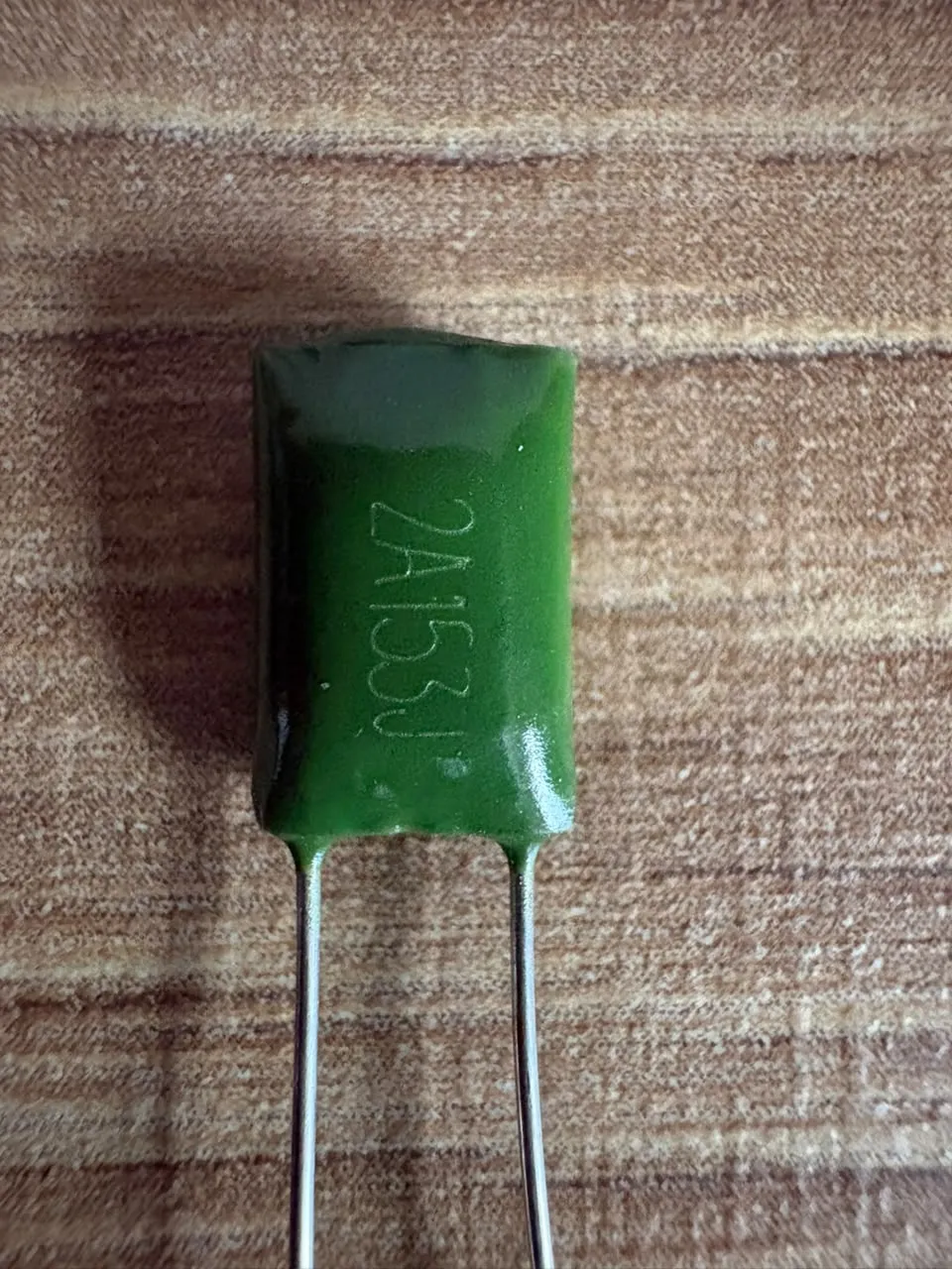 Capacitores de poliéster — 2A153J