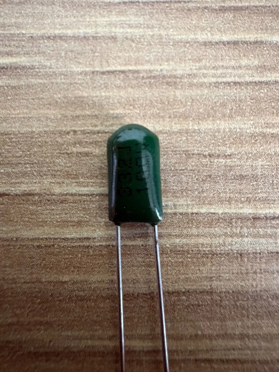 Capacitores de poliéster — 2A332J