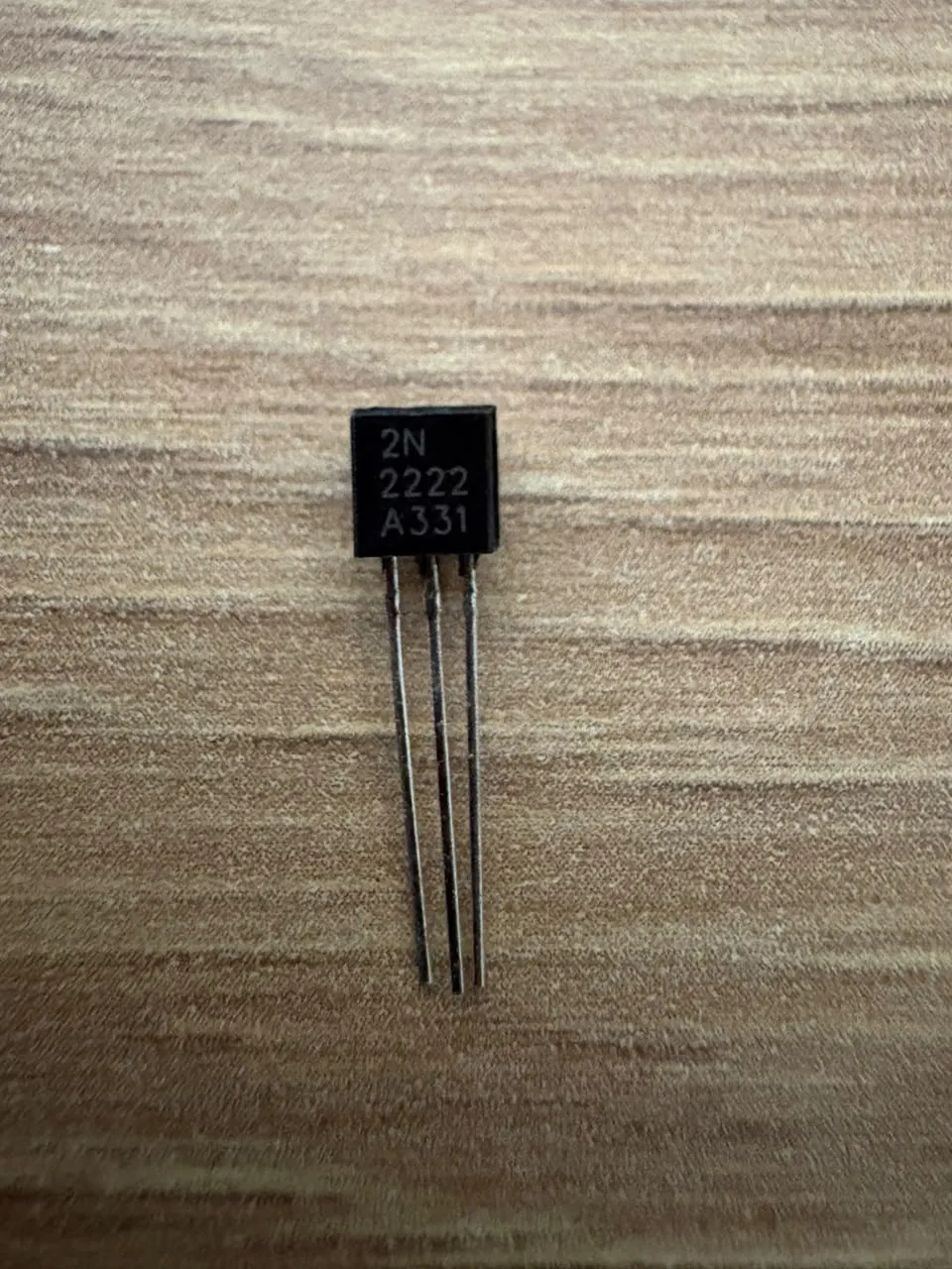 Transistores NPN y PNP TO-92 – Varios modelos — 2N2222