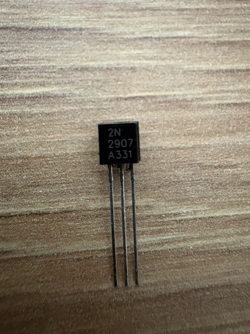 Transistores NPN y PNP TO-92 – Varios modelos — 2N2907