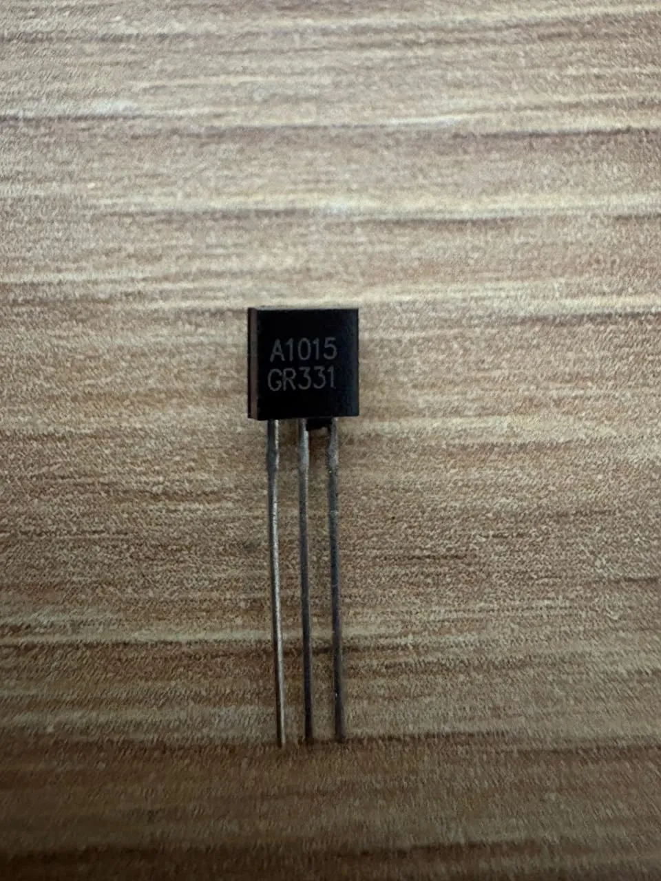 Transistores NPN y PNP TO-92 – Varios modelos — A1015-GR