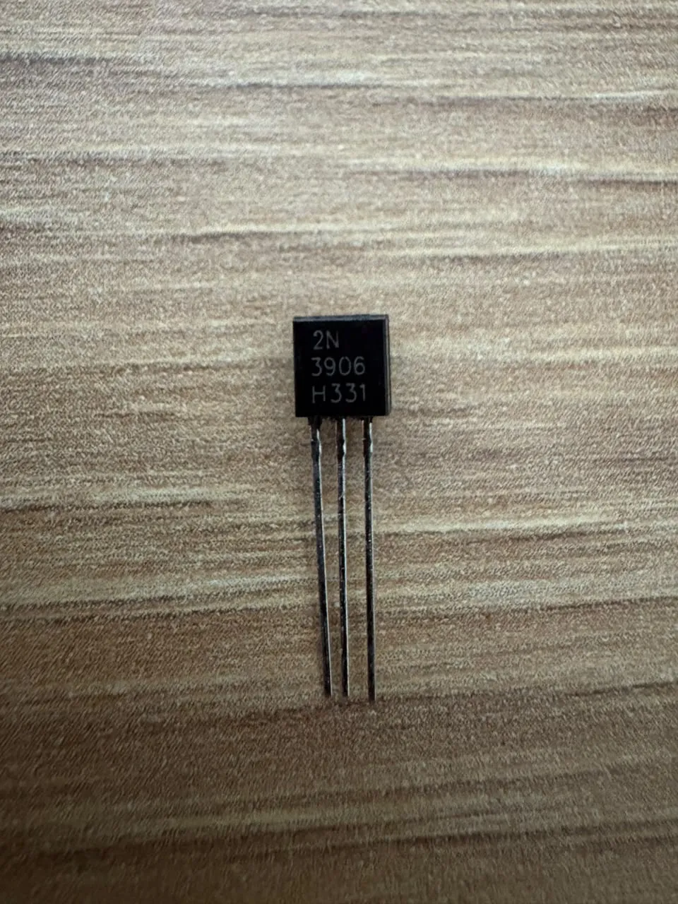 Transistores NPN y PNP TO-92 – Varios modelos — 2N3906