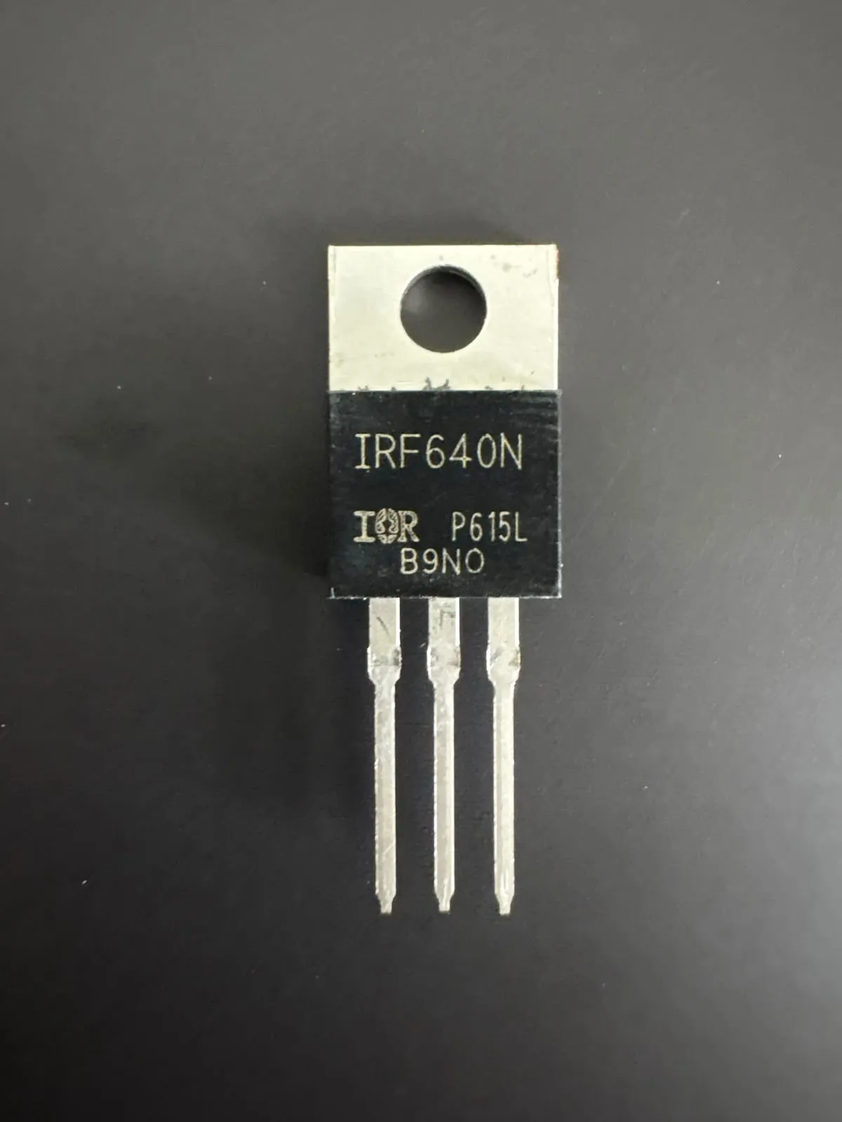 Transistor MOSFET Canal N IRF – TO-220 | Varios Modelos — IRF640N