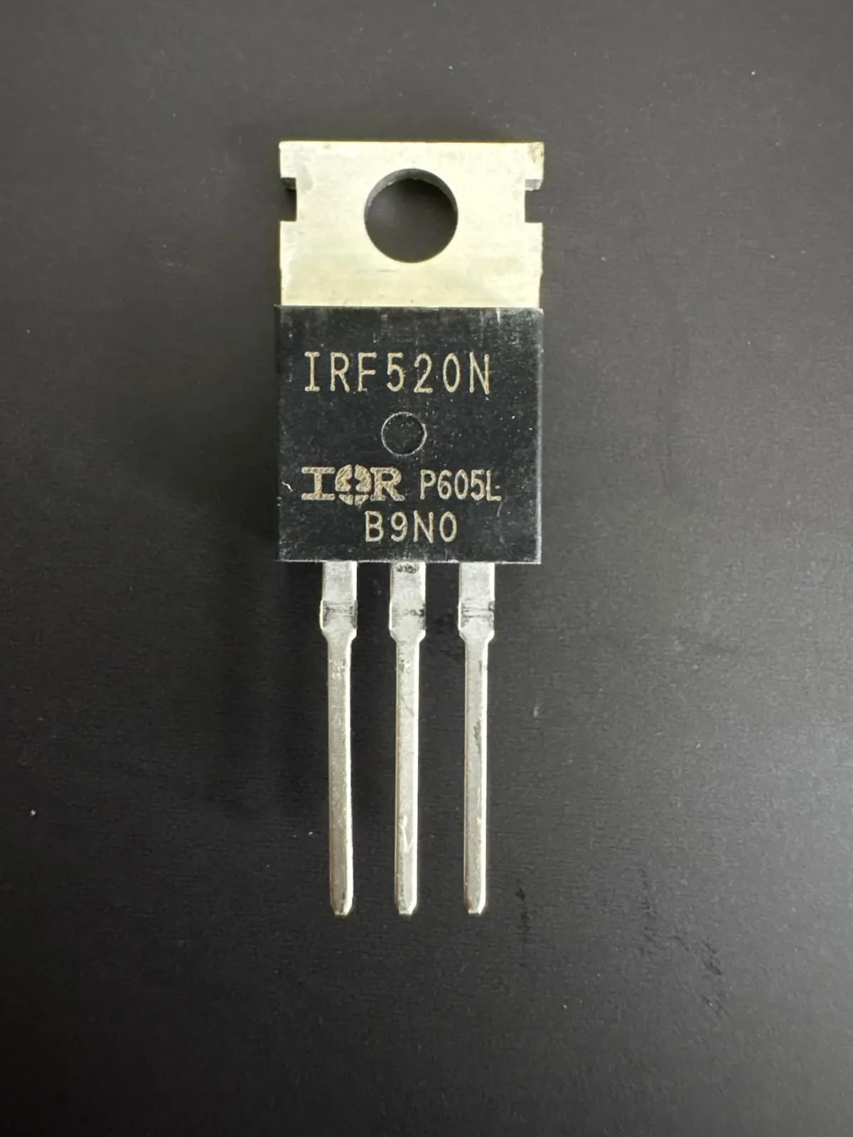 Transistor MOSFET Canal N IRF – TO-220 | Varios Modelos — IRF520N